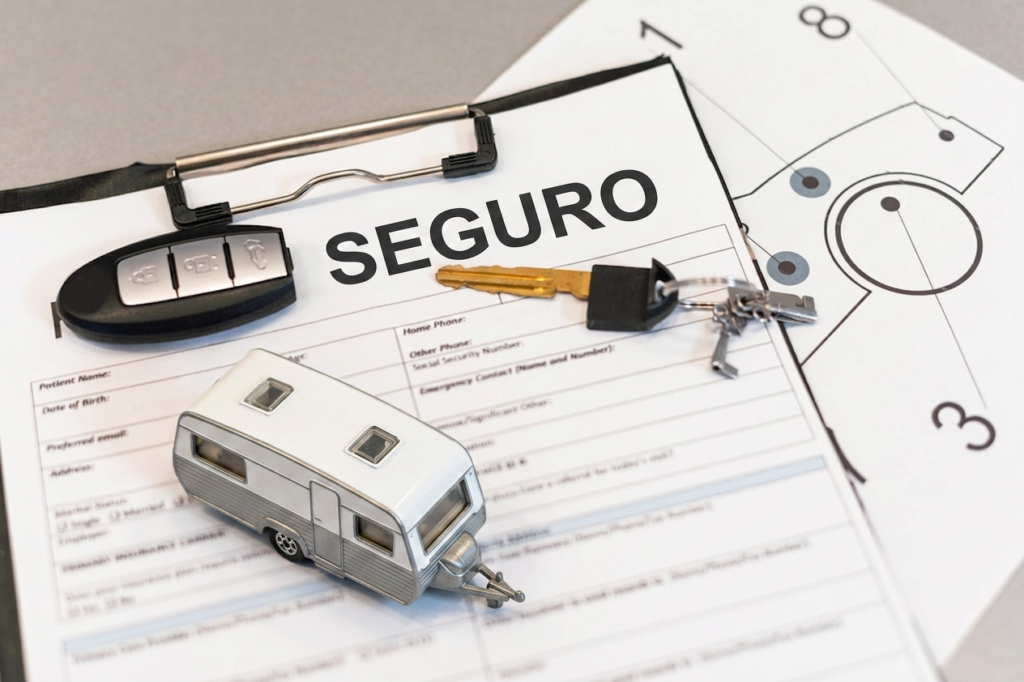 Documento de seguro de una caravana junto a llaves y una miniatura