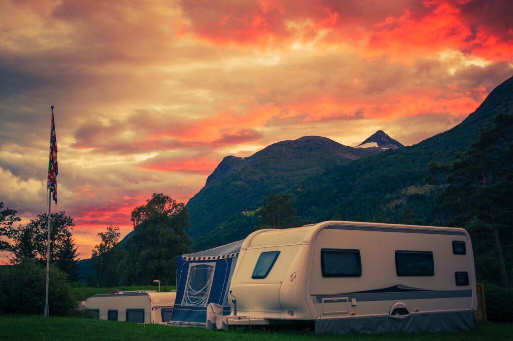 Atardecer en un camping con caravanas, ambiente veraniego de vacaciones